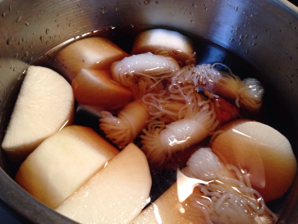 冬の手抜き料理は「圧力鍋おでん」と「茶飯」のセットがおすすめです。